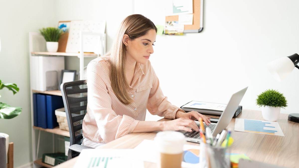How to Apologize Professionally In an Email [+ Templates]